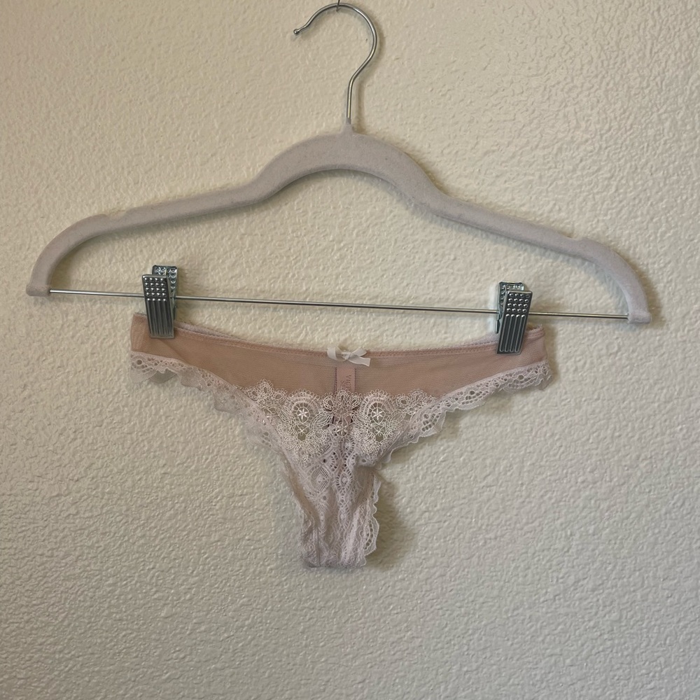 VICTORIAS SECRET Lace Nude/White Thong